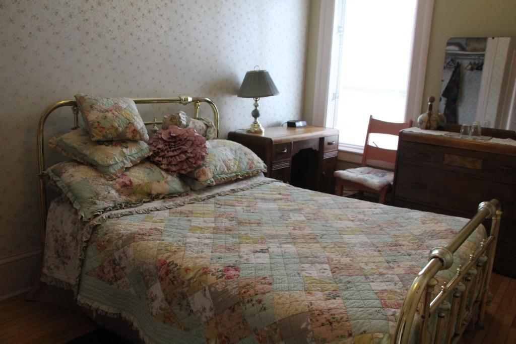 Downtown Bed & Breakfast Монктън Стая снимка
