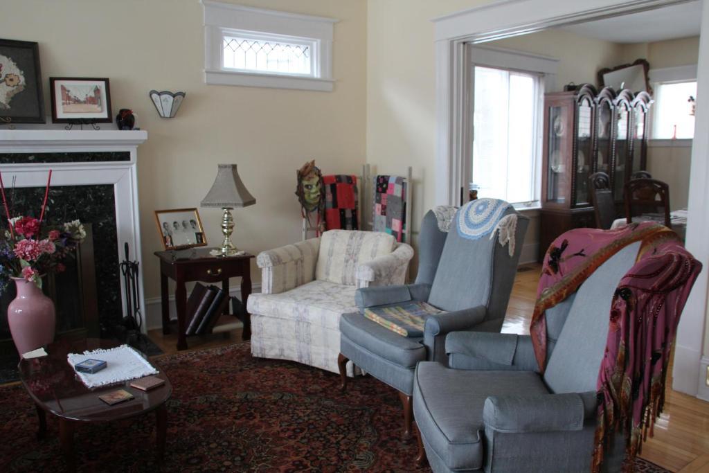 Downtown Bed & Breakfast Монктън Екстериор снимка