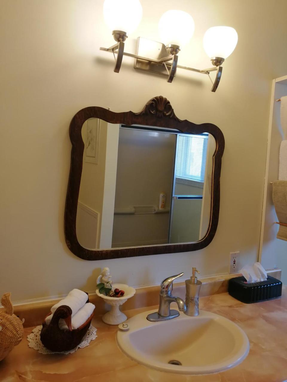 Downtown Bed & Breakfast Монктън Екстериор снимка